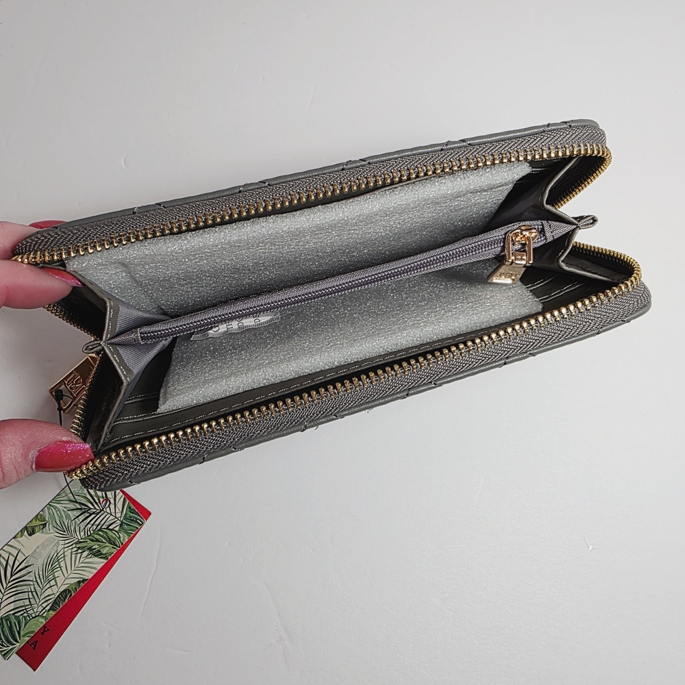 Badgley Mischka Grey Quilted Zip Around Wallet Vegan Leather Gold Logo Wristlet - Picture 6 of 9